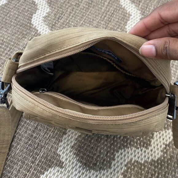 Lug Flapper Multi pocket Crossbody bag - Picture 6 of 6